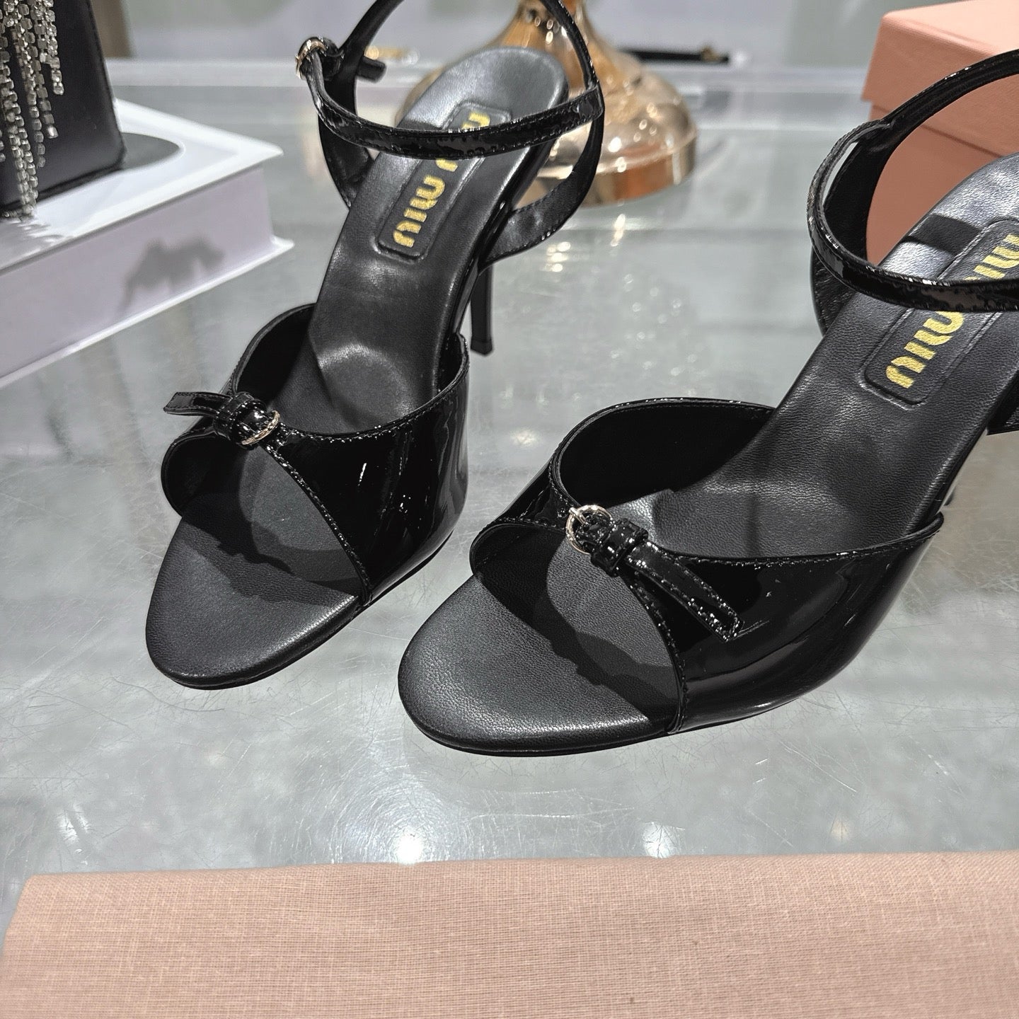 【Miu Miu】走秀新款2026春夏新款罗马小猫跟 凉鞋