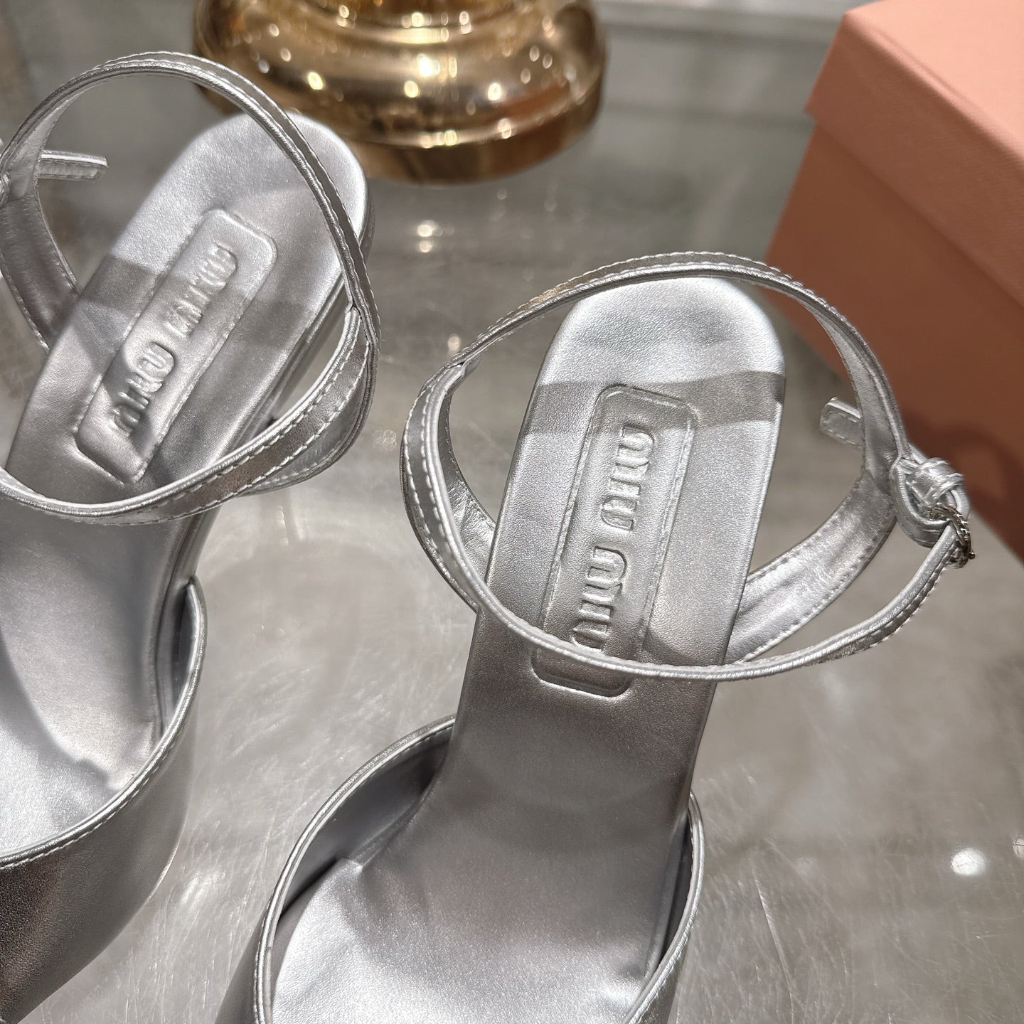 【Miu Miu】走秀新款2026春夏新款罗马小猫跟 凉鞋